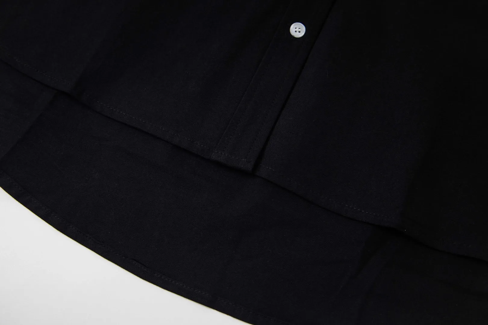 🅿️250 New: Style number: B141 Ralph Lauren/Ralph Lauren classic small label couple's long-sleeved shirt 1️⃣ Made of high-quality fabrics, the upper body is soft and comfortable, extremely delicate, and feels solid, smooth and soft. The fabric has the characteristics of being wrinkle-free and has an invincible feel. The details are perfectly handled! 2️⃣The workmanship details are perfectly controlled. They are all hemmed with vest technology, and the inside of the sleeves are also used. Different from the four-needle and five-thread workmanship, the collars are also all designed with interlining, showing high-end fashion and individuality, and the style is fashionable, simple and elegant! 3️⃣It is very youthful and energetic, and can be easily worn by both men and women. It is very in line with the fashion aesthetic concepts of today's young people! Color: Black, White, Navy Size: S, M, L, XL